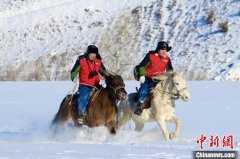 新疆禾木景区积雪厚达1米 电力工人踏雪巡线