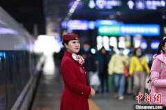福暖中国丨高铁列车长张倩：坚守岗位 陪旅客一起过了13个春节
