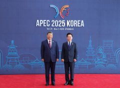 特写:“越是风高浪急,越要同舟共济”